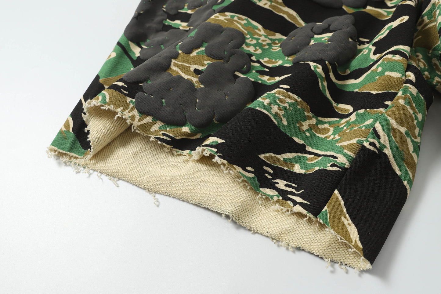 Tiger-Motif "Camo" Shorts.