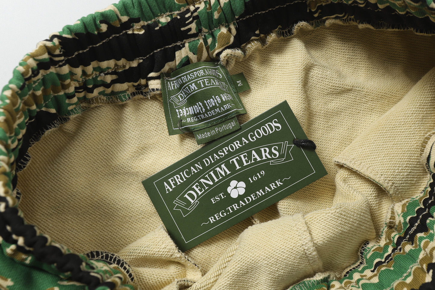 Tiger-Motif "Camo" Shorts.