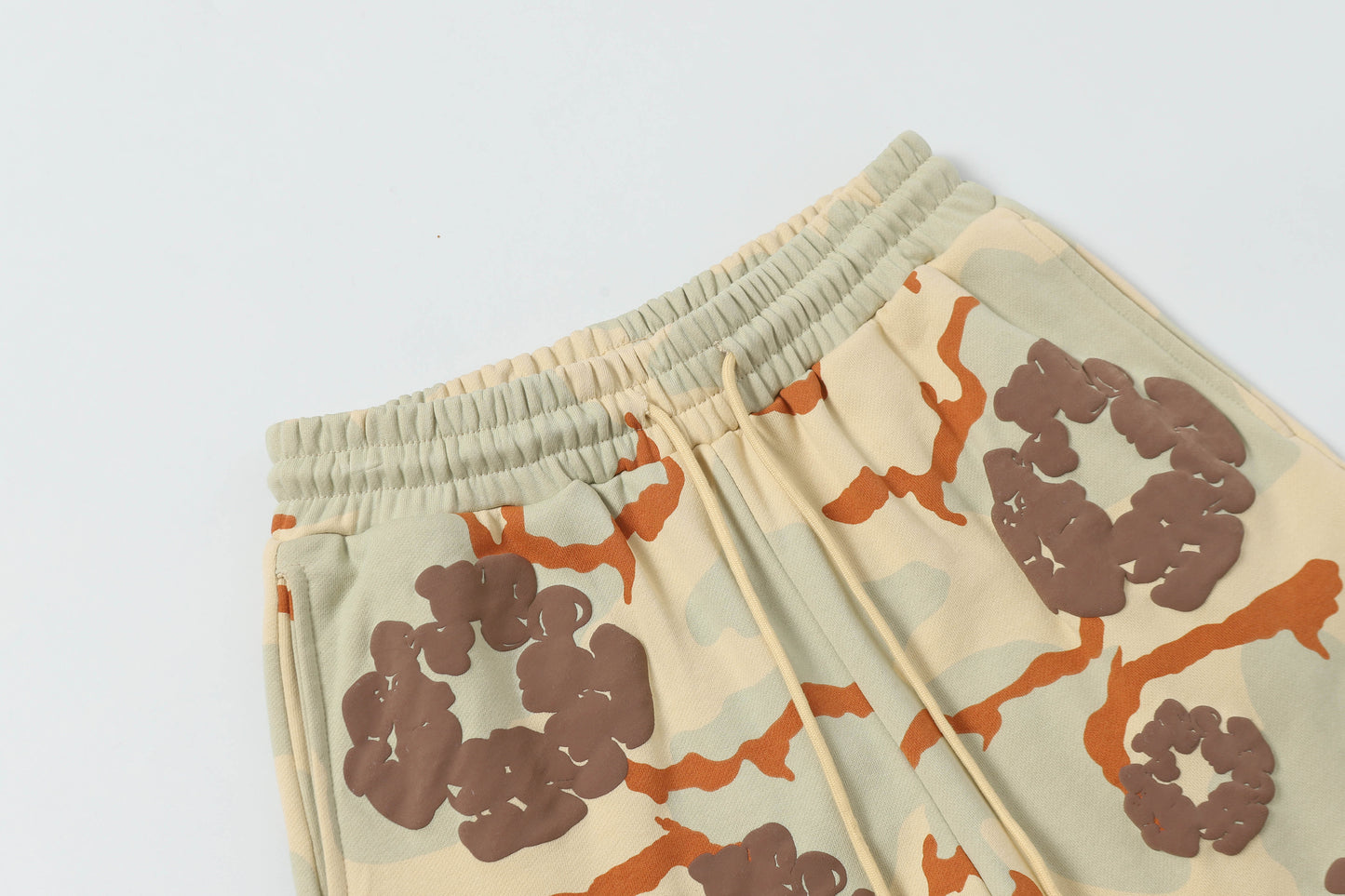 Tiger-Motif "Camo" Shorts.